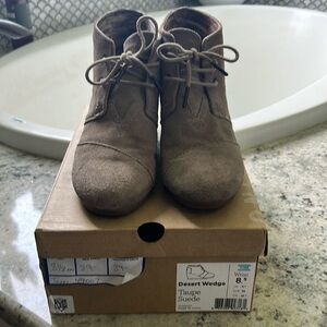 Toms desert wedge taupe suede size 8.5